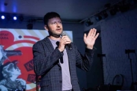 «Он первым начал петь со сцены собственную поэзию»: Театр «МОСТ» покажет спектакль о Булате Окуджаве