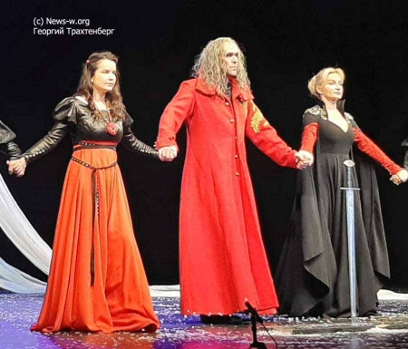 Лауреаты «Амурской осени» в спектакле «Лев зимой»
