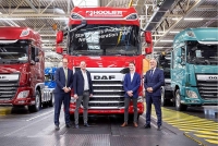 Гарри Уолтерс (президент DAF Trucks), Андре Вербеек (директор/владелец Verbeek Agra Vision и обладатель нового грузовика), Нильс Вербеек и Джон Йорритсма (мэр Эйндховена) приветствуют первый грузовой автомобиль DAF нового поколения, сошедший с конвейера.