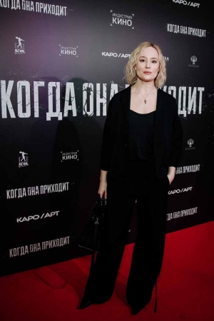 Психологическую драму – мистический триллер «Когда она приходит» 13 февраля представили режиссер Александра Цой, актеры Алевтина Тукан, Аглая Тарасова, Петр Скворцов Екатерина Маликова, участники съемочной группы. Премьера картины от продюсеров фильмов «Бык», «Чупакабра», «Как Витька Чеснок вез Леху Штыря в дом инвалидов» состоялась в киноцентре «Октябрь» при поддержке КАРО.Арт.