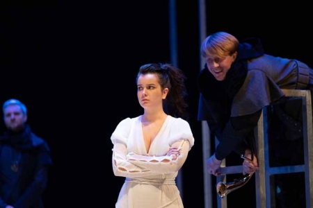«На сцене двое: король и королева…» Максим Аверин и Анна Якунина сменили белые халаты «Склифосовского» на королевские одежды.