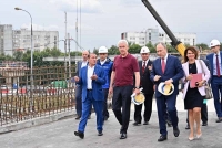 91 км дорог, в том числе 19 эстакад, мостов и тоннелей, а также 10 внеуличных пешеходных переходов планируется построить в столице в этом году, сообщил мэр Москвы Сергей Собянин.