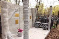 На Ваганьковском кладбище в Москве установили первый в мире памятник, напечатанный на строительном 3D-принтере
