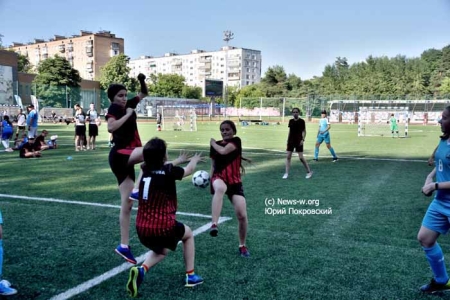 Более 200 девчонок на  первом  в столице фестивале футбола для девочек «Мы в игре. Лето»