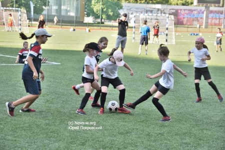 Более 200 девчонок на  первом  в столице фестивале футбола для девочек «Мы в игре. Лето»