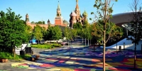 Парк «Зарядье» к 12 июня украсили традиционные узоры народов России
