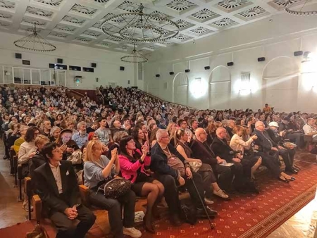 «Понимающая тишина зала» на премьере у Астрецовой