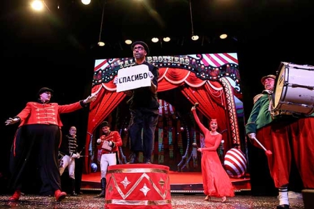 Театр Иллюзии откроет сезон спектаклями с клоунами, животными и йогами на мечах