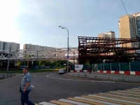 В Тропарево-Никулине демонтировали опасный мост-долгострой