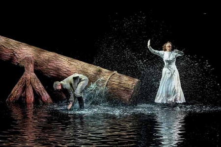 «Лес» Островского сплавляют по воде на сцене Маяковки