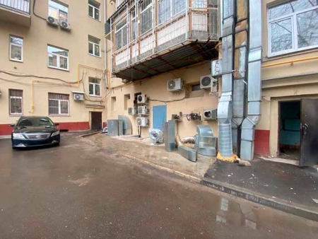 Жилой дом на Смоленском бульваре освободили от самостроя