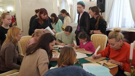 Посетителей Бахрушинского музея научат письму в Романовском стиле