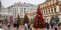 В Москве открылась выставка дизайнерских елей в рамках «Путешествия в Рождество»