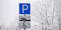 На месте незаконной автостоянки на Олимпийском проспекте появилась парковка более чем на 50 мест