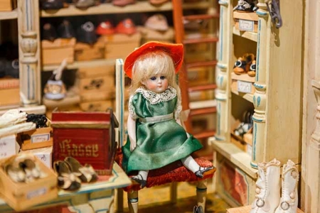 Кукольный домик, настолки и мода XIX века на выставке «Век 19-й. Изменчивая мода. От ампира до модерна»