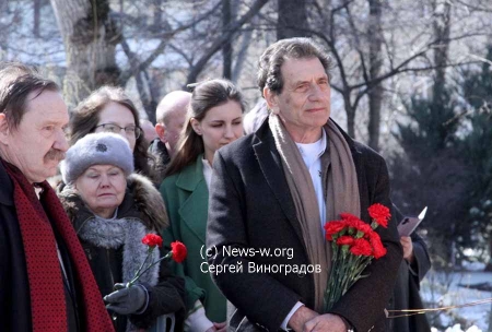 27 марта в Международный день театра в центре Москвы открыли памятника Михаилу Ульянову