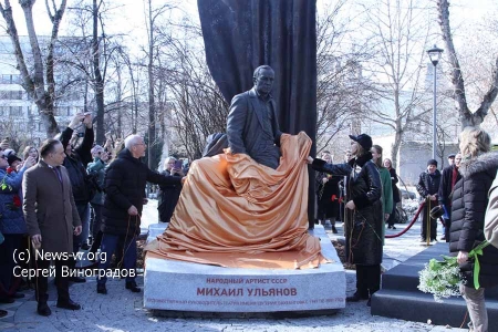 27 марта в Международный день театра в центре Москвы открыли памятника Михаилу Ульянову