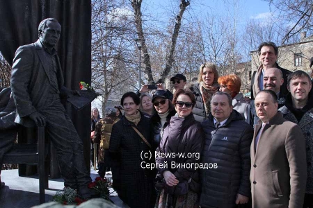 27 марта в Международный день театра в центре Москвы открыли памятника Михаилу Ульянову