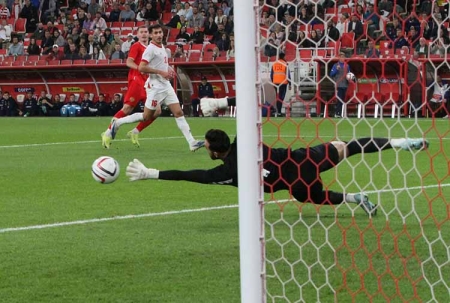 25 тысяч разочарованных болельщиков сборной