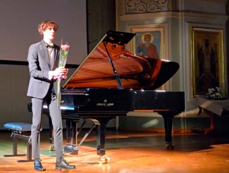 700 очарованных слушателей виртуозной классики: Лев Чефанов (фортепиано): соло & два рояля