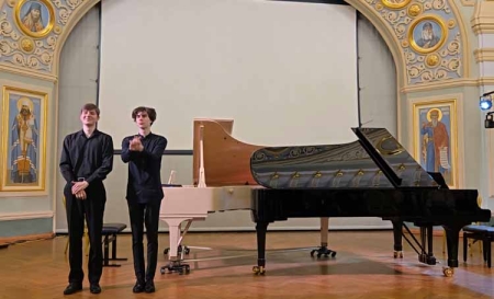 700 очарованных слушателей виртуозной классики: Лев Чефанов (фортепиано): соло & два рояля