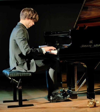 700 очарованных слушателей виртуозной классики: Лев Чефанов (фортепиано): соло & два рояля