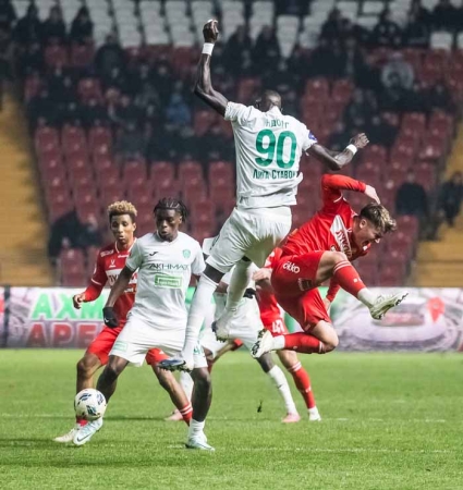 Три воскресных матча экватора футбольного чемпионата