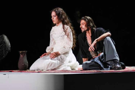 «Табор уходит в небо»: в Цыганском театре «Ромэн» показали эскиз культовой истории в неожиданной стилистике