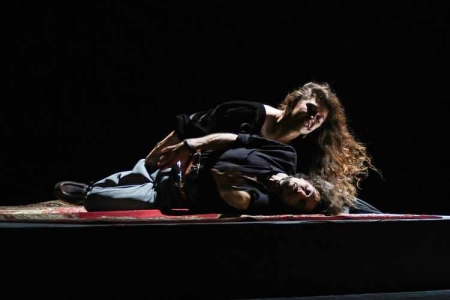 «Табор уходит в небо»: в Цыганском театре «Ромэн» показали эскиз культовой истории в неожиданной стилистике