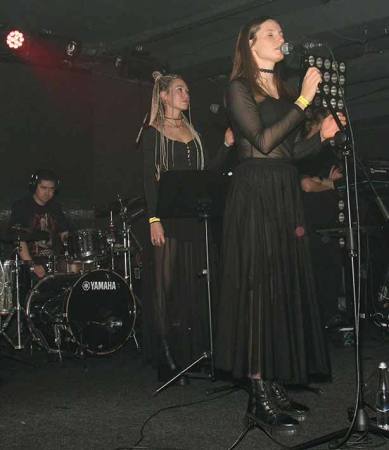 «Стихи на окнах подъезда №8» на Новом Арбате