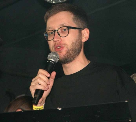 «Стихи на окнах подъезда №8» на Новом Арбате