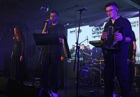 «Стихи на окнах подъезда №8» на Новом Арбате