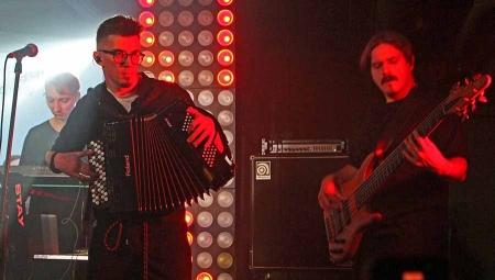 «Стихи на окнах подъезда №8» на Новом Арбате