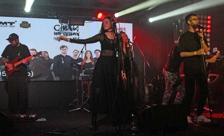 «Стихи на окнах подъезда №8» на Новом Арбате