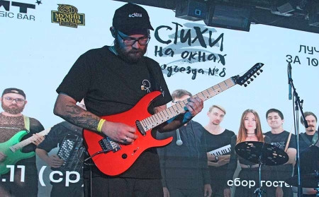 «Стихи на окнах подъезда №8» на Новом Арбате