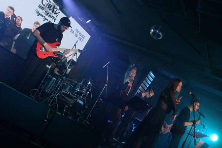 «Стихи на окнах подъезда №8» на Новом Арбате