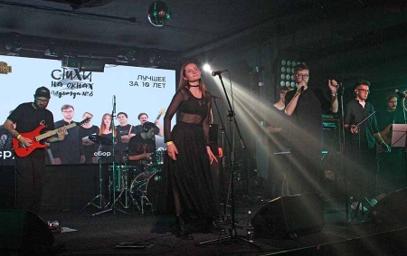 «Стихи на окнах подъезда №8» на Новом Арбате