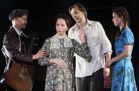 «Первая любовь последнего года» (16+) - это «история взросления, которая выстраивает мостик между поколениями»