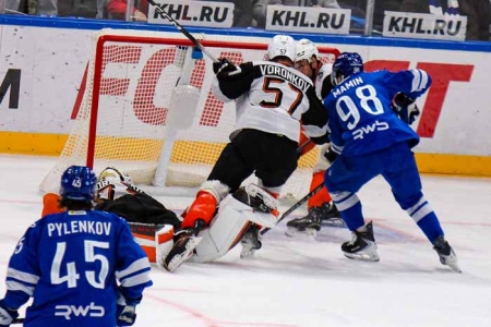 Победа «Динамо» на хоккейным «Амуром»