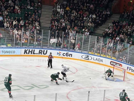 Два очка казанца Хмелевского позволили одержать победу над «трактористами» в столице Татарстана, а шанхайские «драконы» в овертайме проиграли «нефтяникам» в городе на Неве.