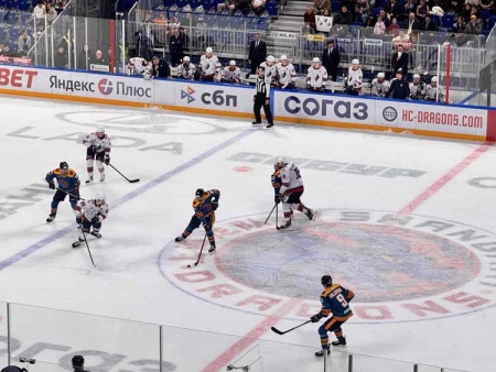 Два очка казанца Хмелевского позволили одержать победу над «трактористами» в столице Татарстана, а шанхайские «драконы» в овертайме проиграли «нефтяникам» в городе на Неве.