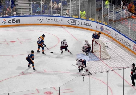 Два очка казанца Хмелевского позволили одержать победу над «трактористами» в столице Татарстана, а шанхайские «драконы» в овертайме проиграли «нефтяникам» в городе на Неве.