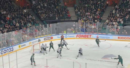 Два очка казанца Хмелевского позволили одержать победу над «трактористами» в столице Татарстана, а шанхайские «драконы» в овертайме проиграли «нефтяникам» в городе на Неве.