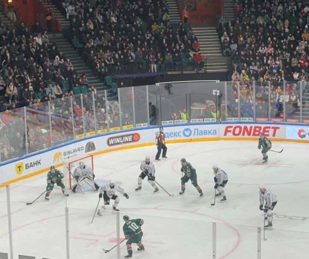 Два очка казанца Хмелевского позволили одержать победу над «трактористами» в столице Татарстана, а шанхайские «драконы» в овертайме проиграли «нефтяникам» в городе на Неве.