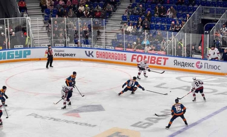 Два очка казанца Хмелевского позволили одержать победу над «трактористами» в столице Татарстана, а шанхайские «драконы» в овертайме проиграли «нефтяникам» в городе на Неве.