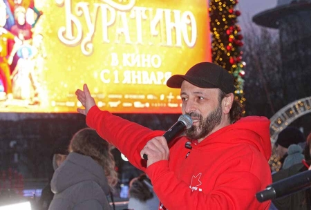 Флешмоб в костюмах героев сказки про Буратино