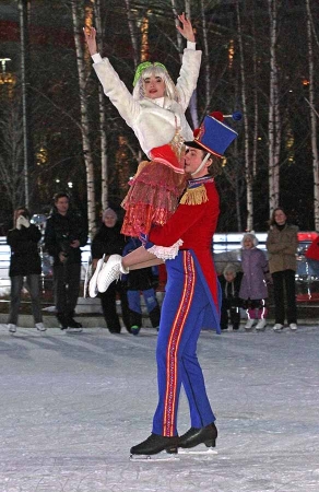 Флешмоб в костюмах героев сказки про Буратино