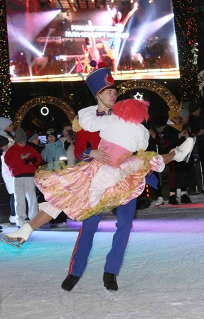 Флешмоб в костюмах героев сказки про Буратино