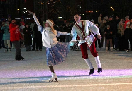 Флешмоб в костюмах героев сказки про Буратино