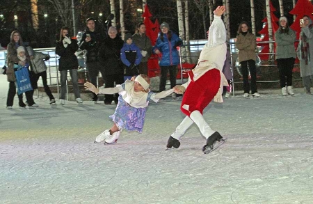 Флешмоб в костюмах героев сказки про Буратино